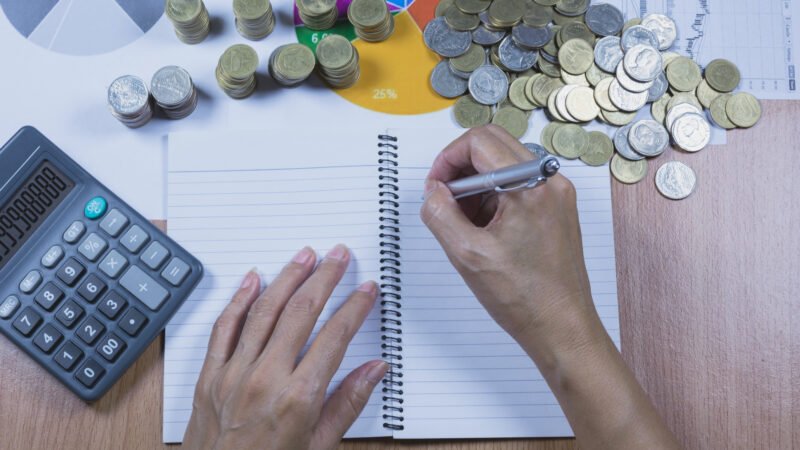 Fundos Imobiliários vs. Ações: Qual é a Melhor Opção para Você?